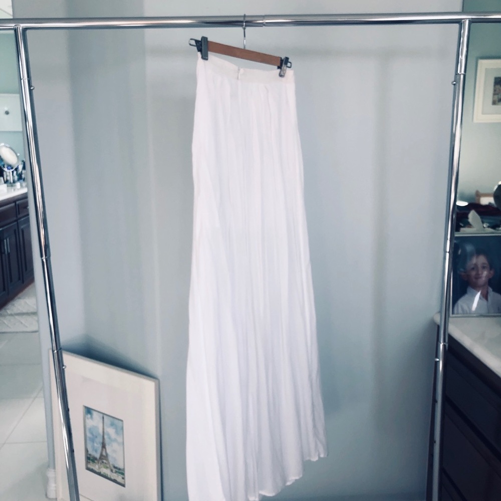 White Sheet Bella Luxx Maxi Dress